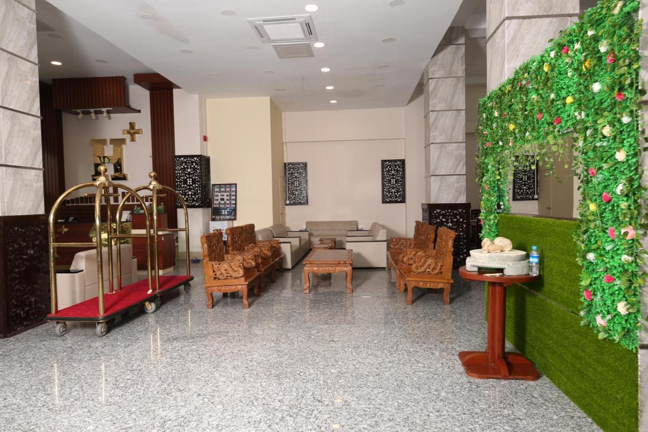H Plus Hotel Yangon Exterior foto